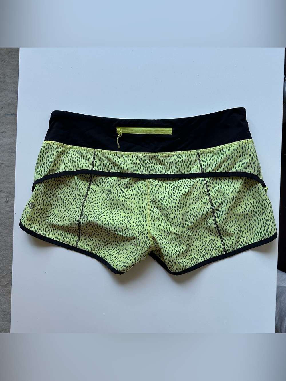 Vintage OG Y2K Lululemon Run Speed Shorts Dottie Yellow 8 Low Rise

Good used co